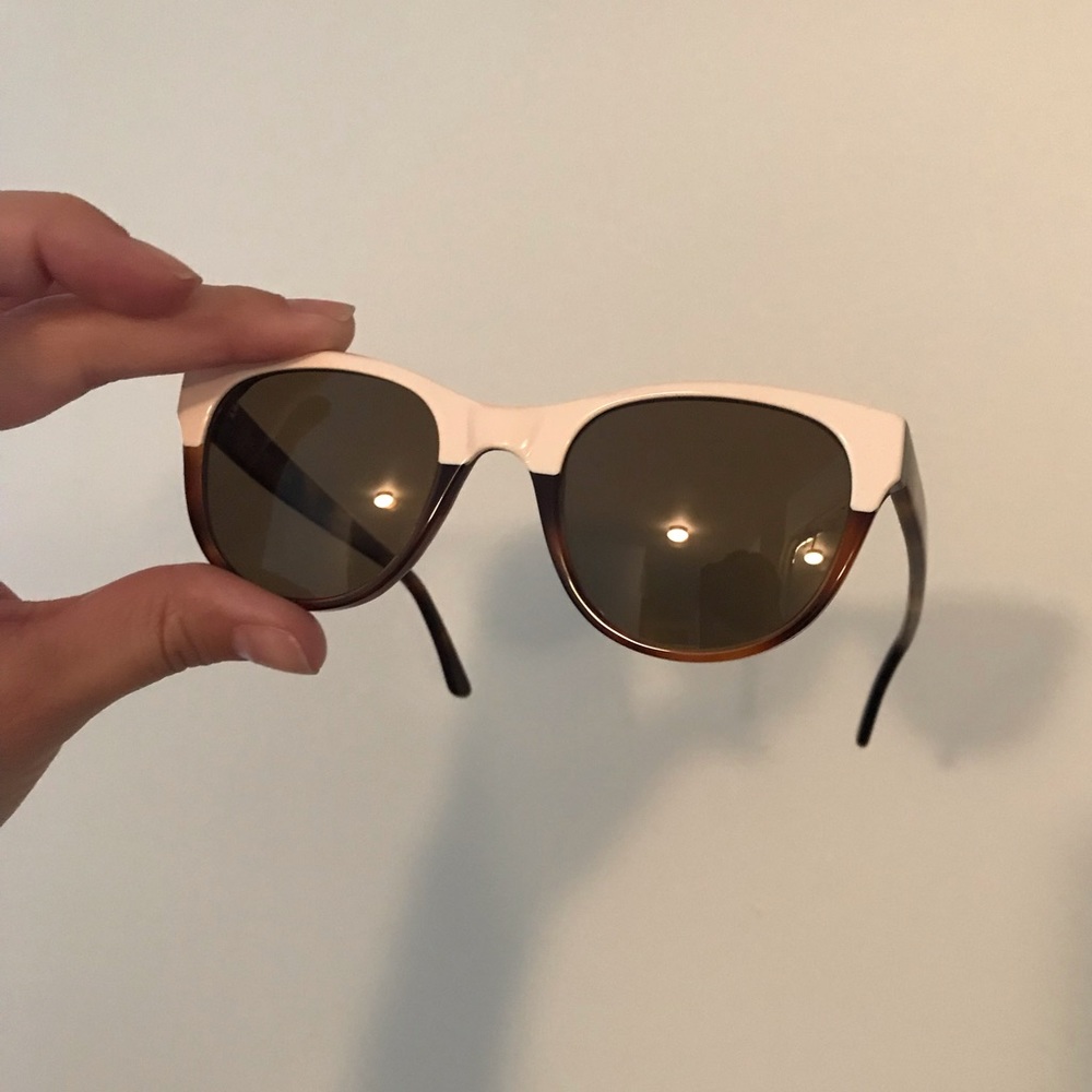 😎 SEE sunnies that pack a lil throwback vibe - Picture 1 of 3
